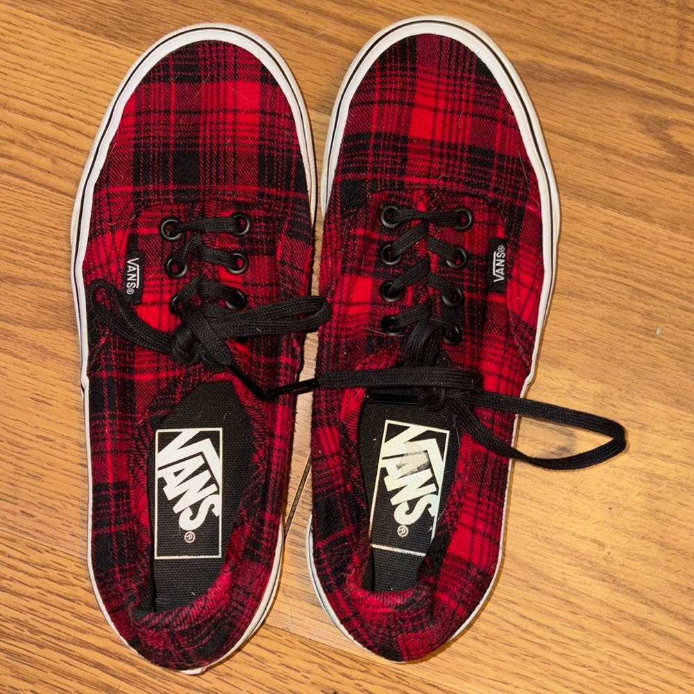 Vans black/red plaid low top sneakers Big Kid size 4.5